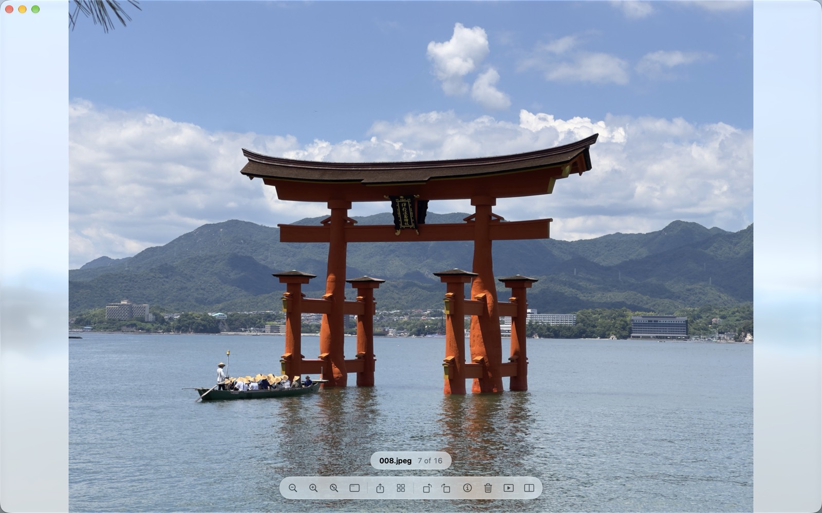 Feuillette shows a photo edge to edge, with the floating toolbar at the bottom.